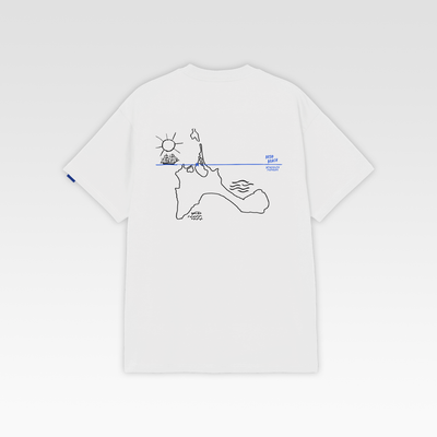 Parte trasera de la camiseta blanca Formentera de Beso Beach con ilustración inspirada en la isla de Formentera y el estilo de vida mediterráneo