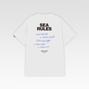 Parte trasera de la camiseta blanca Sea Rules de Beso Beach para hombre con diseño gráfico inspirado en el estilo de vida mediterráneo