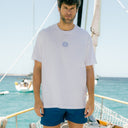 Hombre con camiseta Vitamina B blanca de Beso Beach a bordo de un velero en el Mediterráneo